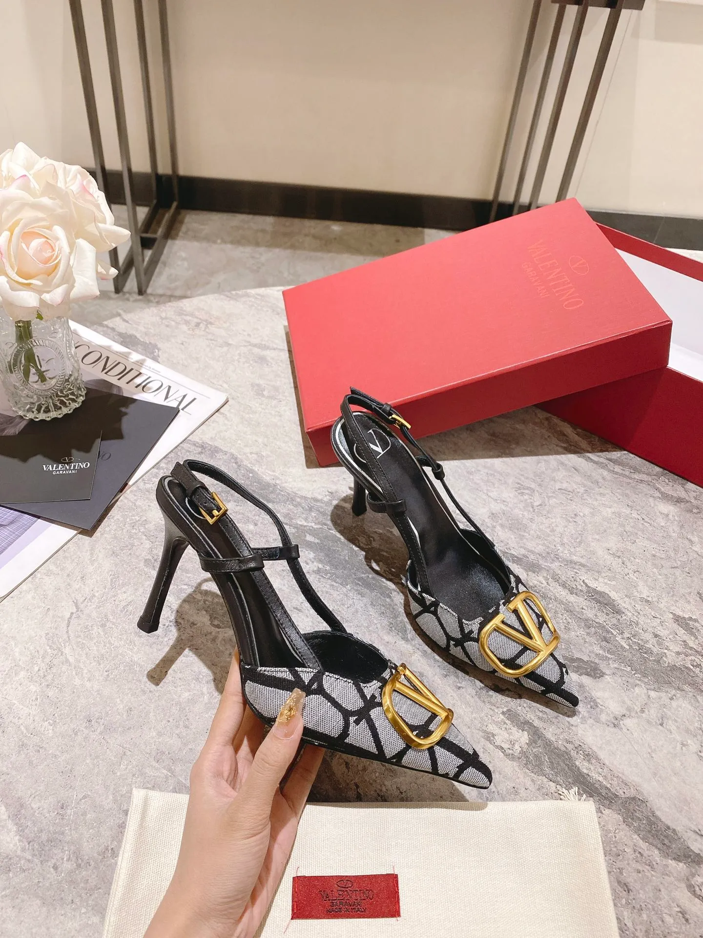 👟👟Ex-factory price 440👟👟 Genuine leather sole +40 Top version 𝑉𝐴𝐿𝐸𝑁𝑇𝐼𝑁𝑂 Valentino 2023 spring and summer new women's 5⃣️color empty back sandals The unique [V logo fabric printing pattern] brings out a full sense of high-end, and the new season will live up to expectations! Worth buying★Absolutely high-grade❥Original method, Absolutely sensual❥Elegant style, creating a different feeling, simple and elegant style!  Code number: 35-41 (34-42 customized) Fabric: Fabric printed cloth Lining: Sheepskin lining Heel height: 3 options 5cm-8cm-10cm Leather outsole Rubber outsole